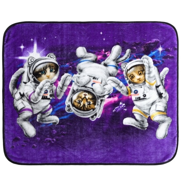 WILD FRONTIER PLUSH THROW WILDERNESS SPACE CATS ASTRONAUT 50" X 60" Soft - Picture 2 of 8